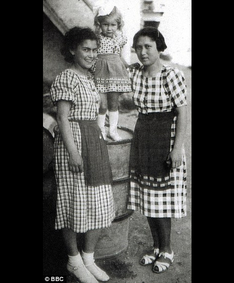 Thậm chí, Wunsch tìm cách cứu chị gái (phải ảnh) và các cháu của Citronova (trái ảnh) khi họ bị đưa tới phòng hơi ngạt.