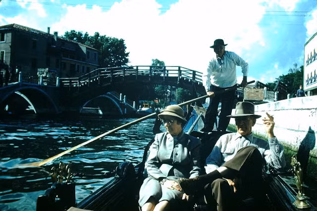 Du khách ngồi thuyền ngắm cảnh hai bên bờ khi đến du lịch ở Venice.