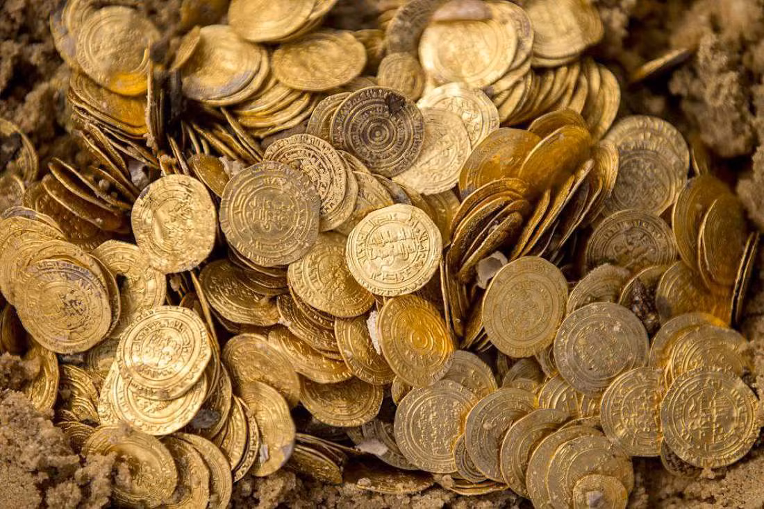 Theo tính toán, kho báu có từ thời La Mã này gồm đồ trang sức vàng, muỗng bạc và gần 14.000 đồng tiền cổ có giá khoảng 5 triệu USD (tính theo mệnh giá lúc đó).