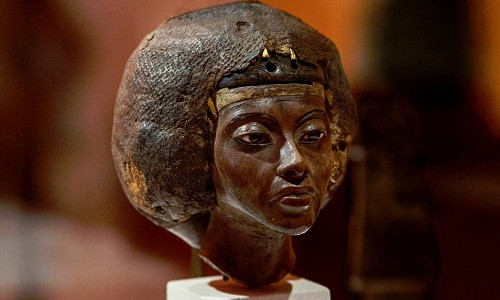 Nữ hoàng Tiye sinh năm 1415 TCN và mất năm 1340 TCN. Bà là một trong những người phụ nữ quyền lực nhất trong lịch sử Ai Cập và nổi tiếng xinh đẹp, quyến rũ.