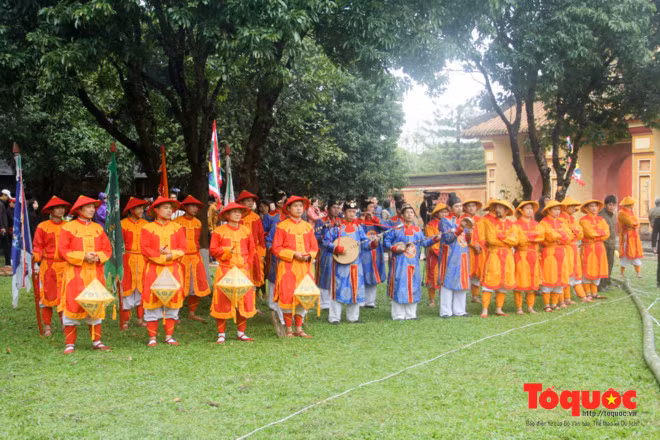 Các lính vệ cùng đội nghi thức và ban nhạc cung đình tham gia lễ dựng nêu...