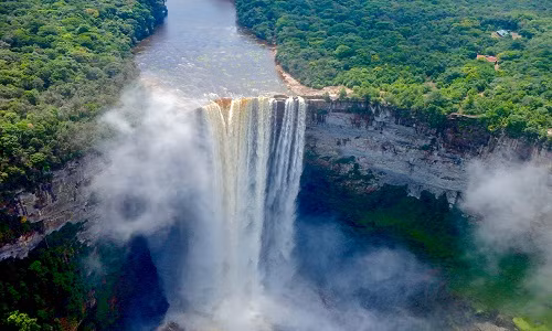 Thác Kaieteur nằm ở Guyana, là một trong những thác nước kỳ vĩ nhất trên thế giới với chiều cao lên tới 251m.