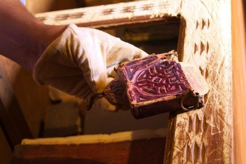 Vì vậy, khi đến các thư viện ở Chinguetti, du khách sẽ bắt gặp những giá sách mở với nhiều tài liệu giá trị được người dân nơi đây gìn giữ như kho báu từ đời này sang đời khác.