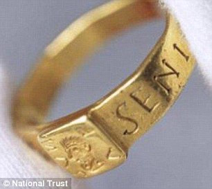 Sau một thời gian nghiên cứu, các chuyên gia nhận thấy loại kim loại được sử dụng để chế tạo chiếc nhẫn là một trong những bằng chứng giúp tìm ra danh tính người chủ.