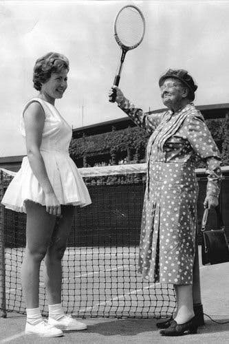 6. 5 lần vô địch đơn nữ Wimbledon, Charlotte Cooper (bên phải) trở thành người phụ nữ đầu tiên giành được huy chương vàng Olympic năm 1900.