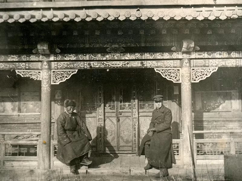 Lính Liên Xô ngồi phía trước ngôi nhà cổ ở Mông Cổ.