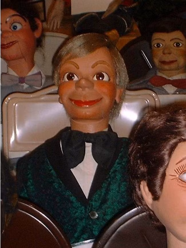 Bên trong bảo tàng Vent Haven còn có một thư viện đầy sách hướng dẫn nghệ thuật tiếng bụng. 