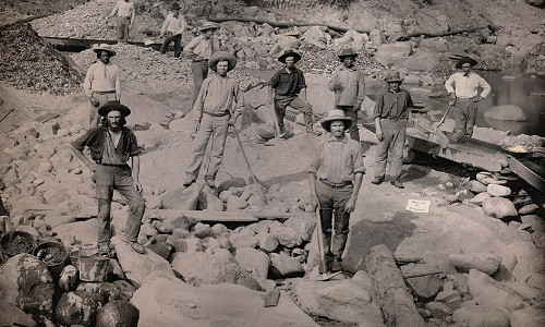 Những nam công nhân đào vàng ở Mỹ làm việc vất vả năm 1852.