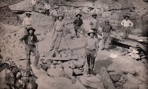 Những nam công nhân đào vàng ở Mỹ làm việc vất vả năm 1852.