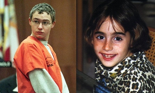 Không ai có thể ngờ được rằng, cậu bé Joshua Phillips (trái ảnh), 14 tuổi, lại gây ra vụ án mạng giết hàng xóm rồi giấu xác dưới gầm giường mình. Vụ việc xảy ra vào năm 1998. Khi ấy, Joshua đã giết hại bé gái Maddie Clifton (phải ảnh), 8 tuổi, tại Jacksonville, Florida, Mỹ.