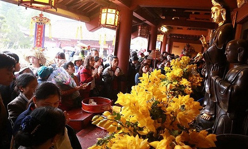 Hàng ngàn người dân đi lễ chùa Hương với mong muốn cầu mong một năm mới may mắn, bình an cho gia đình. Ảnh: VOV.