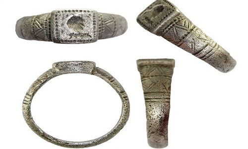 Cụ thể, giới chuyên gia phát hiện tầng lớp quý tộc La Mã thường đeo những chiếc nhẫn làm từ kim loại quý như vàng, bạc hay đồng. Nhiều chiếc nhẫn có những kiểu dáng khác nhau.