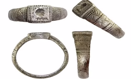 Cụ thể, giới chuyên gia phát hiện tầng lớp quý tộc La Mã thường đeo những chiếc nhẫn làm từ kim loại quý như vàng, bạc hay đồng. Nhiều chiếc nhẫn có những kiểu dáng khác nhau.