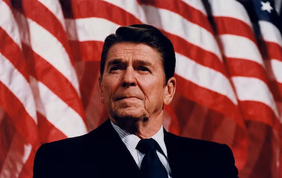 Ronald Reagan không chỉ là Tổng thống Mỹ danh tiếng mà còn được người dân biết đến rộng rãi là trong vai trò một diễn viên hay nhân viên cứu hộ.