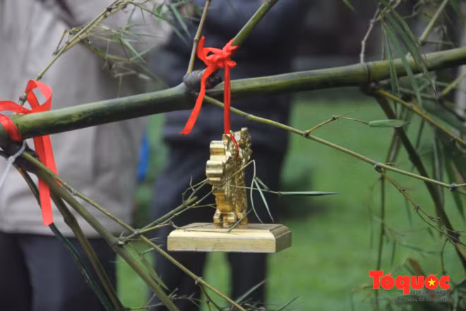 Lễ vật được treo lên đầu ngọn nêu...