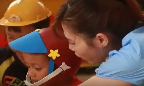 Bé Nguyễn Thành Đạt trong lớp học tại trường mầm non ở TP.HCM. Ảnh: VTV24.