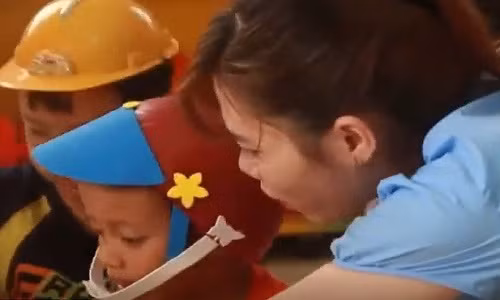 Bé Nguyễn Thành Đạt trong lớp học tại trường mầm non ở TP.HCM. Ảnh: VTV24.