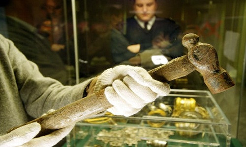 Cụ thể, ông cùng người bạn tên Eric Lawes dùng máy dò kim loại đi tìm chiếc búa thì bất ngờ phát hiện một chiếc hộp bằng gỗ sồi trên cánh đồng ở Suffolk.