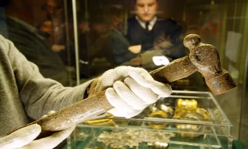 Cụ thể, ông cùng người bạn tên Eric Lawes dùng máy dò kim loại đi tìm chiếc búa thì bất ngờ phát hiện một chiếc hộp bằng gỗ sồi trên cánh đồng ở Suffolk.