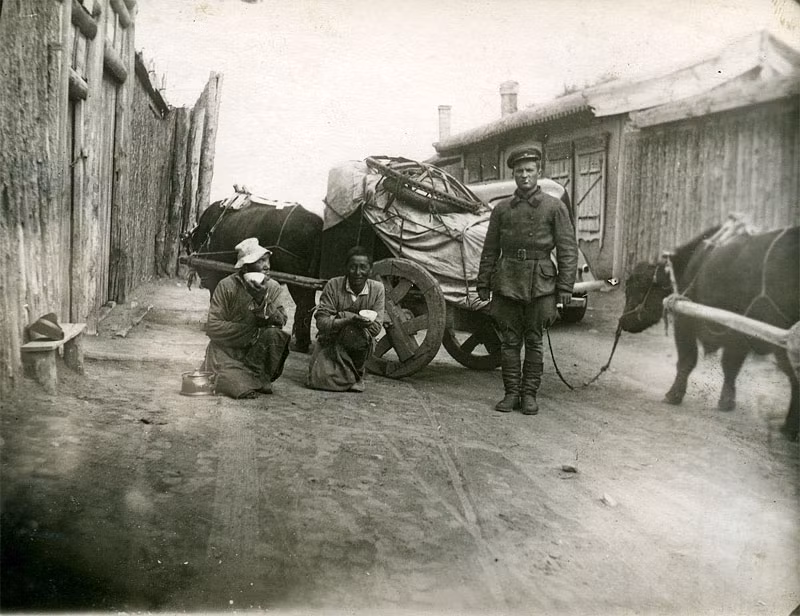 Xe ngựa được binh sĩ Liên Xô sử dụng trong một số hoạt động.