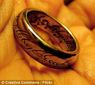 Thêm nữa, những hình ảnh, biểu tượng trên mặt nhẫn cũng góp phần hé lộ địa vị xã hội của người chủ chiếc nhẫn.