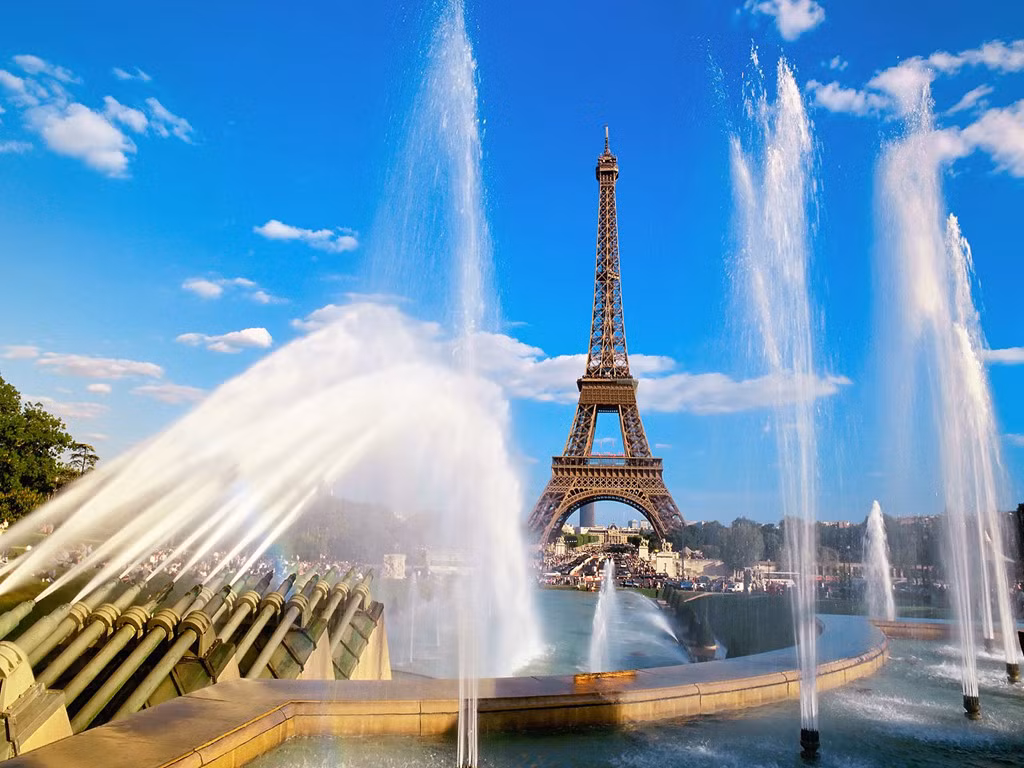 Tính từ mặt đất đến ăng-ten, tháp Eiffel cao 324m. Theo đó, đây là công trình cao nhất nước Pháp hiện nay.