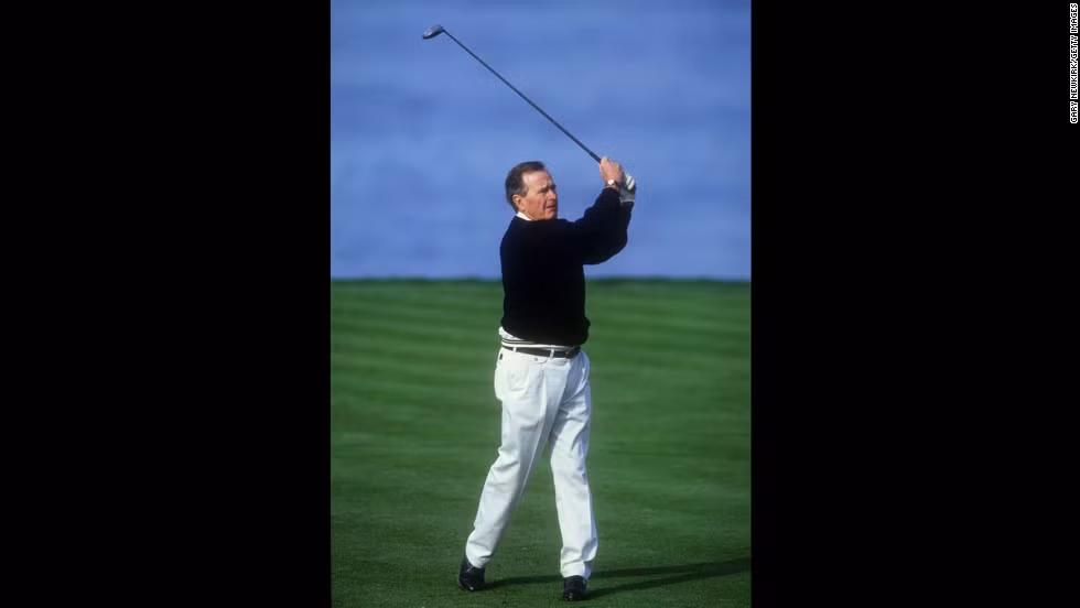 Tổng thống George W.H Bush chơi golf tại California ngày 28/2/1994.