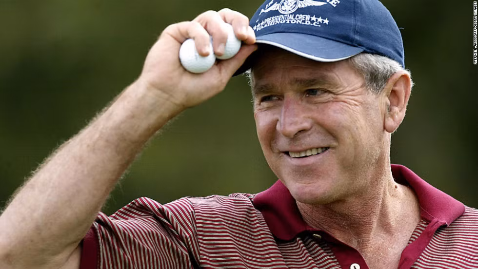 Tổng thống George W. Bush chơi golf tại căn cứ căn cứ Không quân Andrews ngày 28/9/2003.