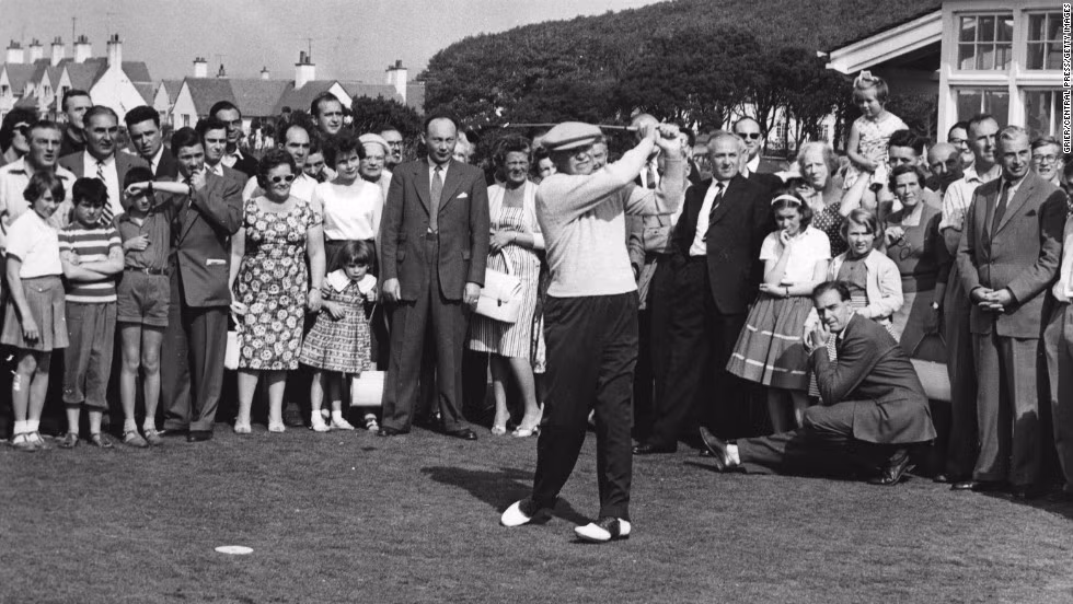 Tổng thống Dwight D. Eisenhower chơi golf dịp cuối tuần khi đi nghỉ ở Scotland ngày 5/9/1959. Rất nhiều người đứng xem Tổng thống Eisenhower ghi điểm mỗi khi tới lượt ông chơi.
