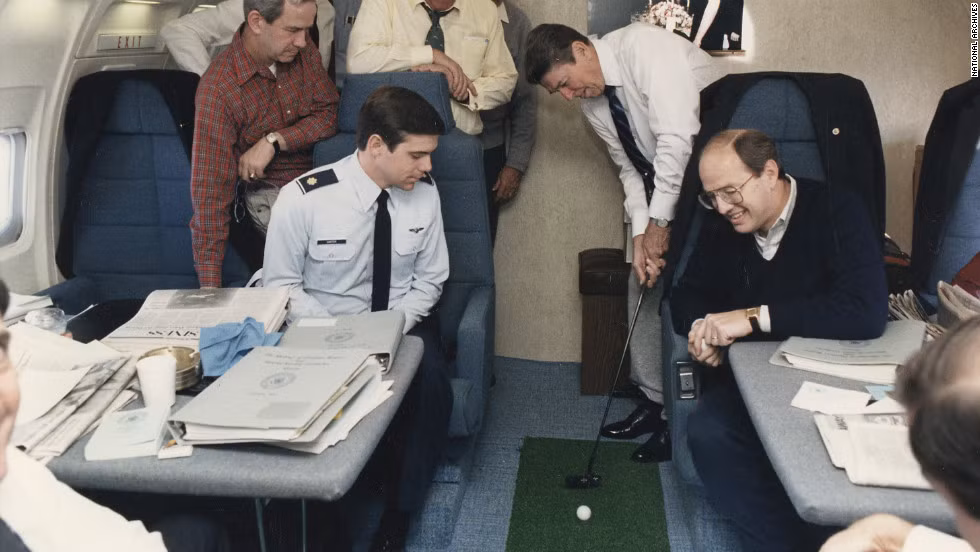 Tổng thống Ronald Reagan chơi golf ngay trên Không lực 1 (Air Force One) ngày 16/11/1985.