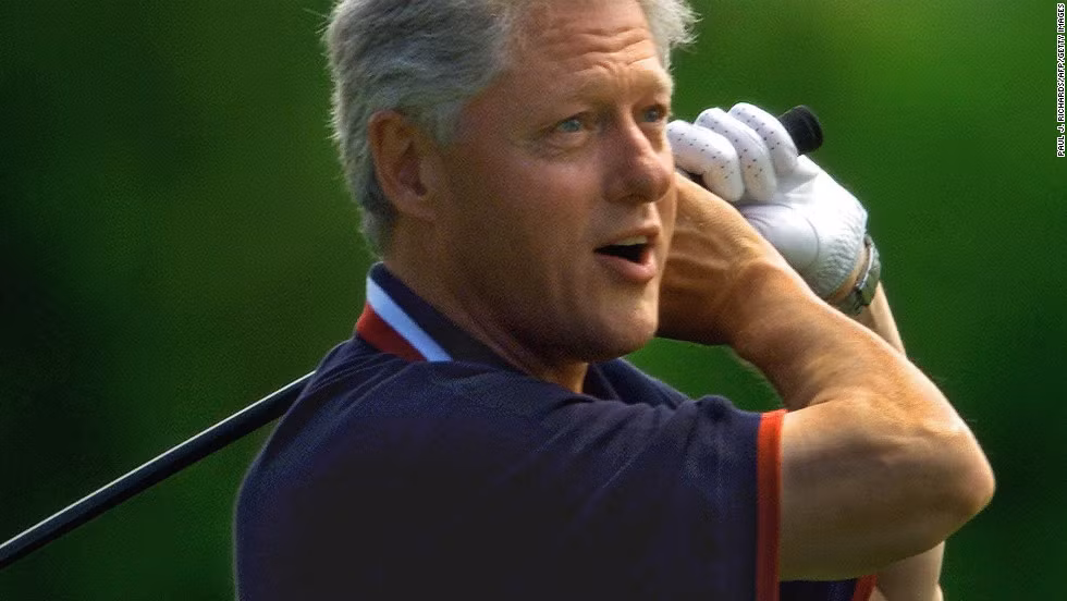Tổng thống Bill Clinton chơi golf trong kỳ nghỉ gia đình ngày 23/8/1999.