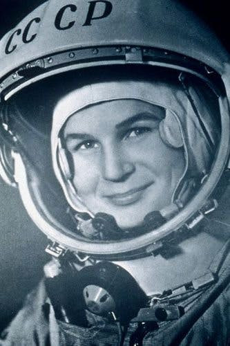 1. Năm 1963, Valentina Tereshkova (Nga) trở thành người phụ nữ đầu tiên du hành vũ trụ. Khi ấy, nữ phi hành gia này 26 tuổi. Bà là một trong những phụ nữ nổi tiếng nhất lịch sử.