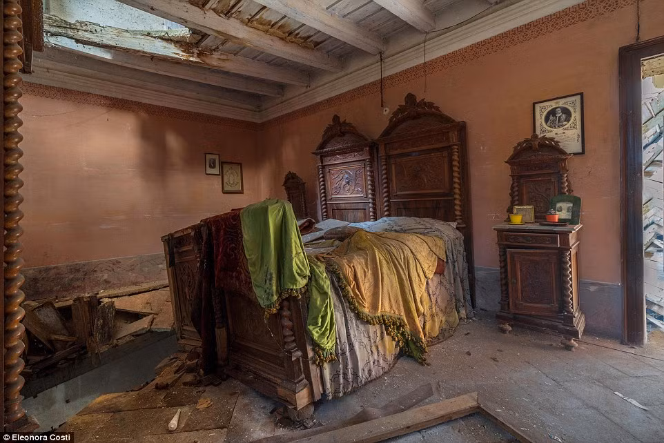 Những đồ nội thất, trang trí cũ kỹ, ngả màu sau nhiều năm không được sử dụng.