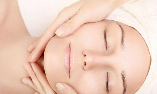 Hướng dẫn chị em cách massage da mặt đúng cách tại nhà dễ thực hiện. Ảnh: Internet