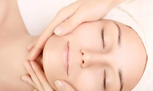 Hướng dẫn chị em cách massage da mặt đúng cách tại nhà dễ thực hiện. Ảnh: Internet