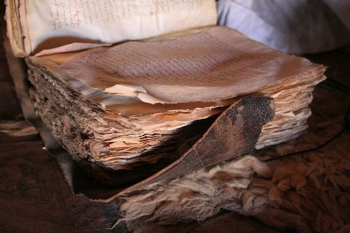 Chính vì vậy, Chinguetti ngày càng trở nên nổi tiếng và có nhiều người lui tới. Trong suốt nhiều thế kỷ, rất nhiều học giả, người dân ở khu vực Tây Phi đã tới Chinguetti để học tập, trao đổi kiến thức về tôn giáo, luật, toán học, dược và thiên văn học.