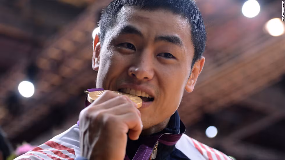 Do đó, để tạo góc hình ấn tượng cho phóng viên chụp ảnh, các vận động viên luôn phải làm điều gì đó với tấm huy chương của mình như cắn vào nó.