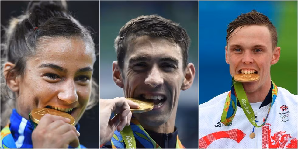 Việc trao huy chương cho những vận động viên tham dự Olympic giành giải tại các nội dung thi đấu là nghi thức truyền thống bắt buộc. Khi lên nhận giải, không ít vận động viên cắn vào huy chương. Điều này không chỉ diễn ra trong lịch sử Olympic mà còn ở nhiều sự kiện thể thao khác.