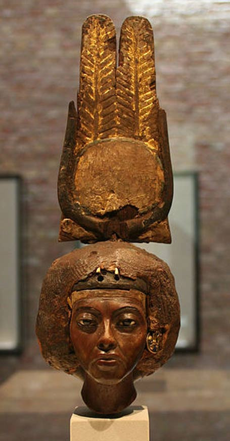 Nữ hoàng Tiye được chồng yêu chiều hết mực. Cụ thể, pharaoh Amenhotep III từng dành những mỹ từ để miêu tả vợ yêu là người phụ nữ thanh lịch và ngọt ngào nhất trên đời.
