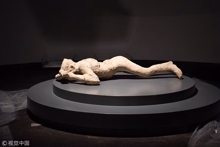 Tượng thạch cao khắc họa hình ảnh một người dân Pompeii thiệt mạng trong thảm kịch núi lửa Vesuvius "thức giấc" năm 79 trước Công nguyên.