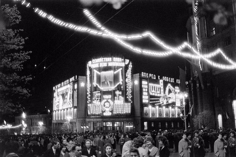 Đường phố St. Petersburg năm 1958 rực rỡ ánh đèn. Rất đông người dân Liên Xô xuống đường vui chơi khi màn đêm buông xuống.