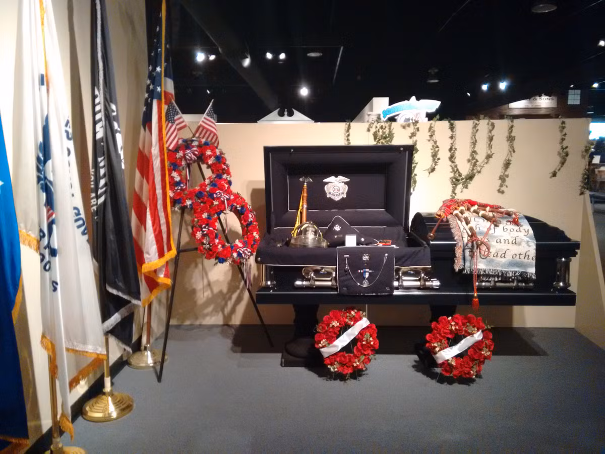 Bên trong Bảo tàng Lịch sử lễ tang Quốc gia còn có phòng trưng bày các vật dụng, hiện vật liên quan đến những công việc thực hiện tại nhà tang lễ và một bình đựng tro hỏa táng từ những năm 1900.