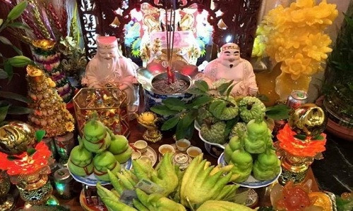 Người dân Việt Nam có tập tục thờ Thần Tài.