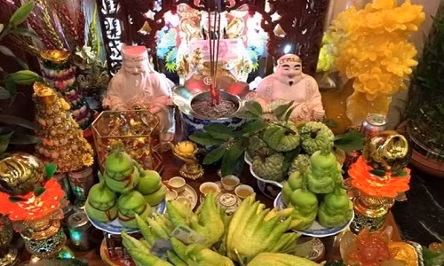 Người dân Việt Nam có tập tục thờ Thần Tài.