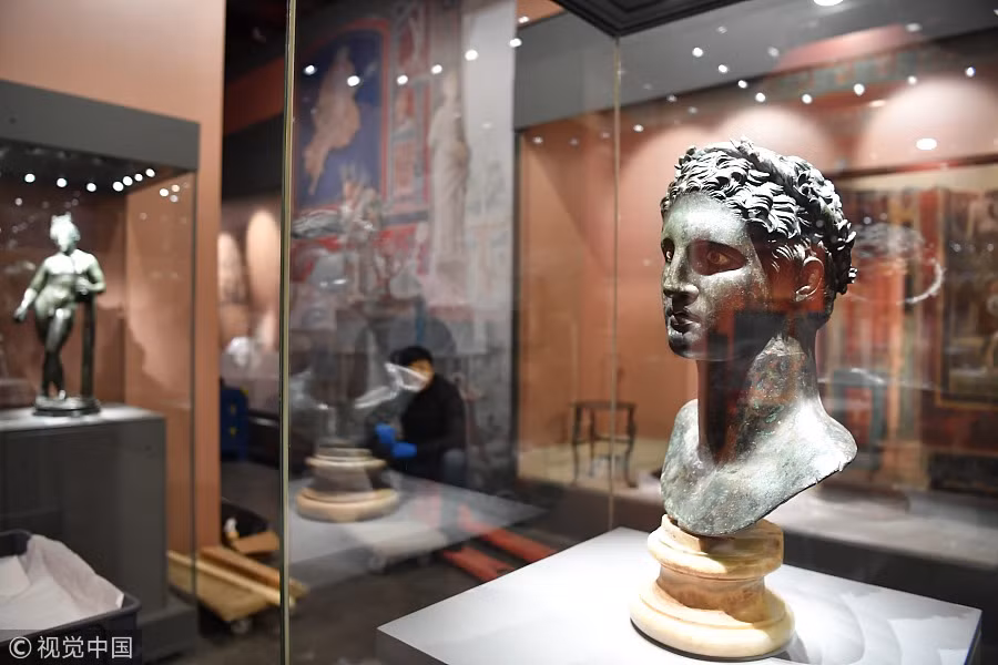 Những hiện vật được giới thiệu đến công chúng là những bức tượng nhân vật nổi tiếng hay bức tượng chạm khắc hình ảnh các vị thần, nữ thần của nền văn minh La Mã cổ đại. Trong ảnh là một bức tượng cổ của người La Mã.