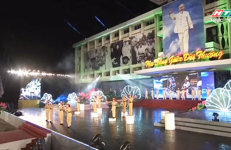 Chương trình nghệ thuật diễn ra vô cùng xúc động, ôn lại lịch sử truyền thống vẻ vang của lực lượng CAND, tôn vinh những tấm gương sáng trong lực lượng công an, tập thể, cá nhân quần chúng tiêu biểu trong công tác phòng chống tội phạm.