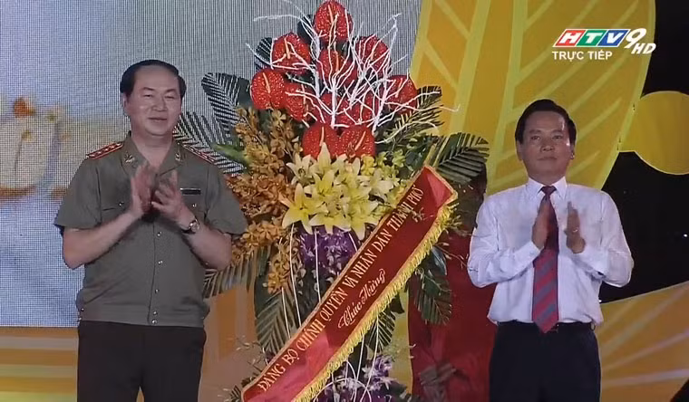 Đến dự tại các điểm cầu truyền hình có nguyên Tổng Bí thư Lê Khả Phiêu, Thường trực Ban bí thư Lê Hồng Anh, Bộ trưởng Công an Trần Đại Quang, Trưởng ban Tuyên giáo Trung ương Đinh Thế Huynh, Chủ tịch UB Trung ương MTTQ Việt Nam Nguyễn Thiện Nhân, Phó Thủ tướng Chính phủ Nguyễn Xuân Phúc, Bí thư Thành uỷ TP HCM Lê Thanh Hải, Bộ trưởng GTVT Đinh La Thăng, Tổng tham mưu trưởng Quân đội nhân dân Việt Nam Đỗ Bá Tỵ... Đại biểu tham dự cầu truyền hình còn có các Mẹ Việt Nam anh hùng, Anh hùng LLVT, các đại biểu ưu tú, các tướng lĩnh, sĩ quan, chiến sĩ lực lượng Công an Nhân dân cùng nhiều đồng chí Lãnh đạo các tỉnh thành trên cả nước. Trong ảnh: Bộ trưởng Trần Đại Quang nhận lẵng hoa chúc mừng từ Đảng bộ, Chính quyền và nhân dân thành phố Hà Nội.