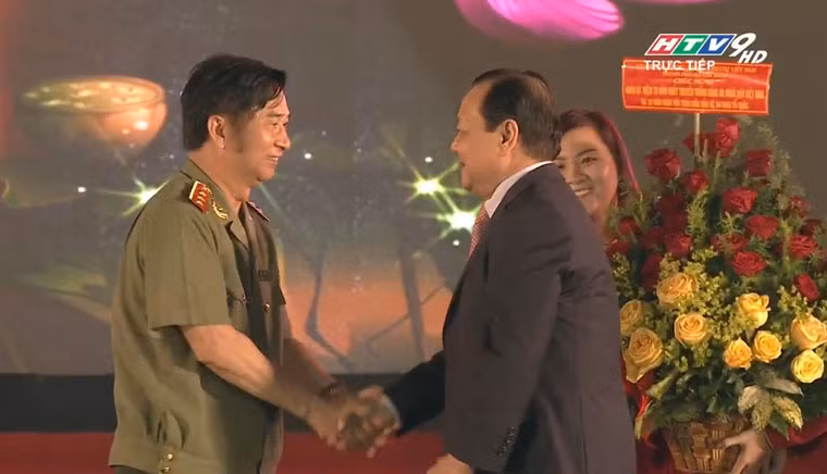 Ông Lê Thanh Hải, Bí thư Thành ủy TP HCM tặng hoa chúc mừng thượng tướng Đặng Văn Hiếu, Thứ trưởng thường trực Bộ Công an, nhân kỷ niệm 70 năm thành lập Công an Nhân dân Việt Nam.
