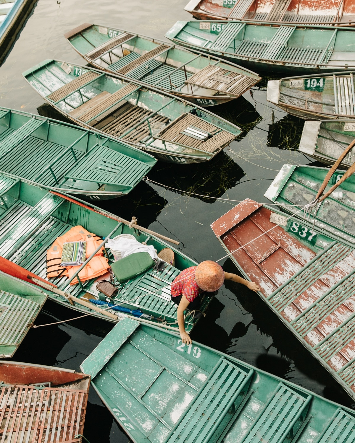 Bến Tam Cốc tấp nập ghe thuyền