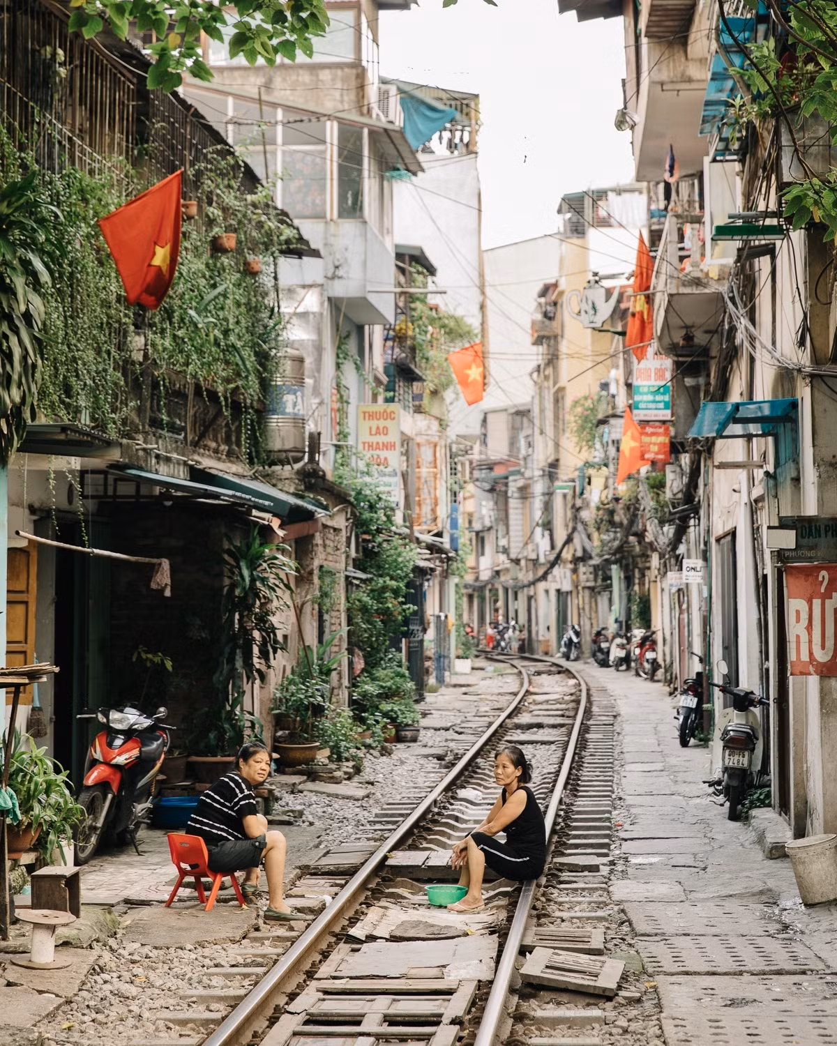 Ga đường tàu trên phố Lê Duẩn, Hà Nội